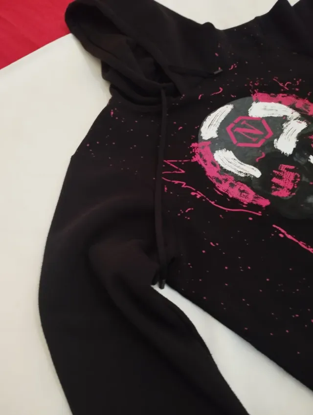 Sudadera con capucha calavera gráfica