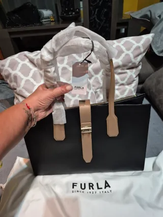 Bolso Furla Negro y Beige con etiqueta