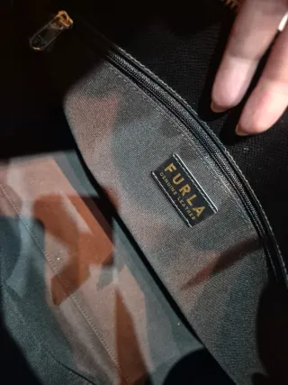 Bolso Furla Negro y Beige con etiqueta
