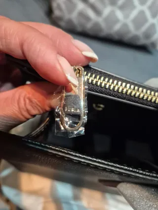 Bolso Furla Negro y Beige con etiqueta