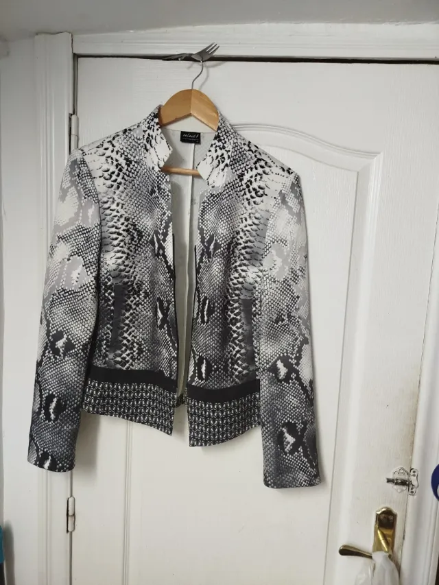 Chaqueta estampada blanco y negro. Con cremallera