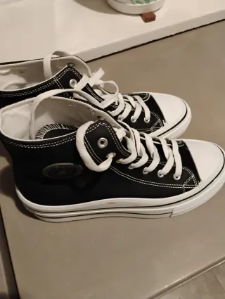 Botas Zapatillas Negras y Blancas