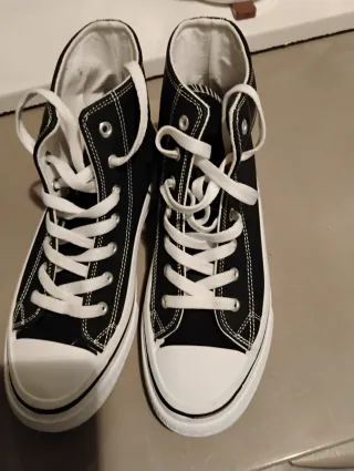 Botas Zapatillas Negras y Blancas