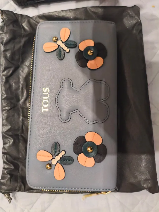 Billetera Tous Azul Flores y Osito pequeño defecto