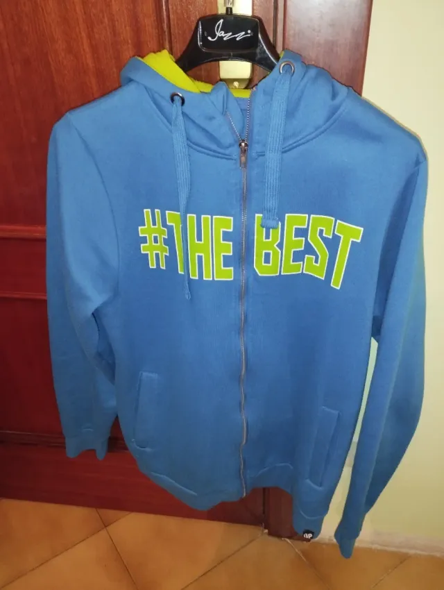 Sudadera azul con capucha y cremallera