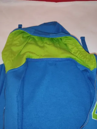 Sudadera azul con capucha y cremallera