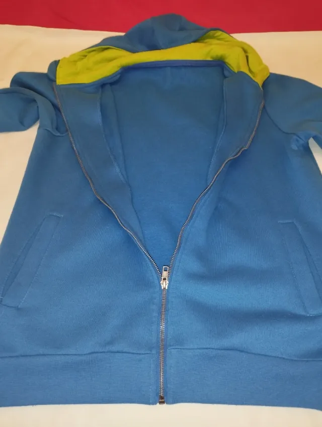 Sudadera azul con capucha y cremallera