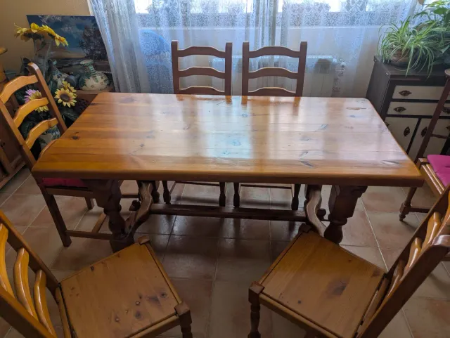 Mesa y Sillas de Madera Maciza