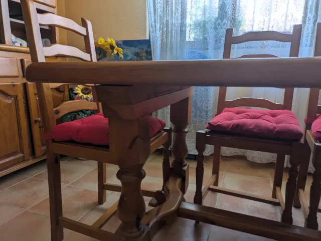 Mesa y Sillas de Madera Maciza