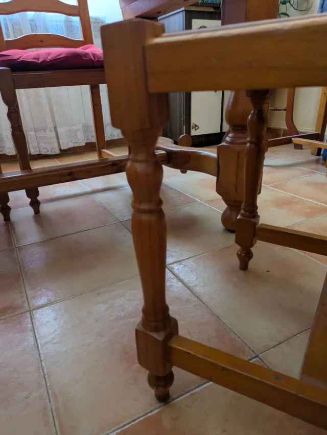 Mesa y Sillas de Madera Maciza