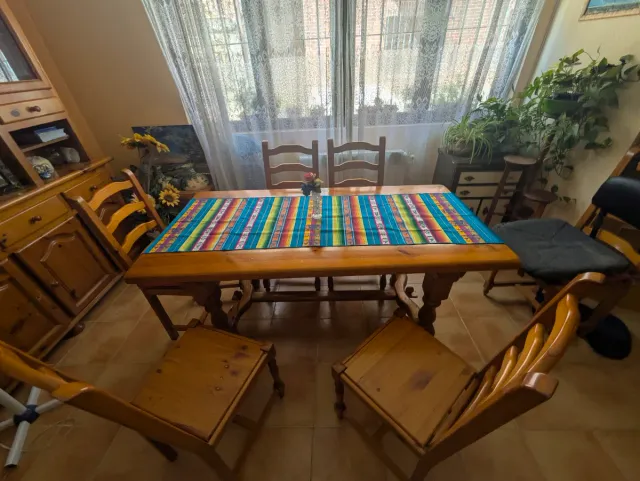 Mesa y Sillas de Madera Maciza