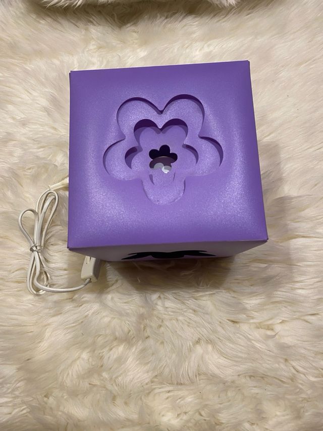 Lámpara infantil cubo morado flor