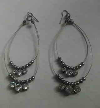 Pendientes largos plateados con pedrería