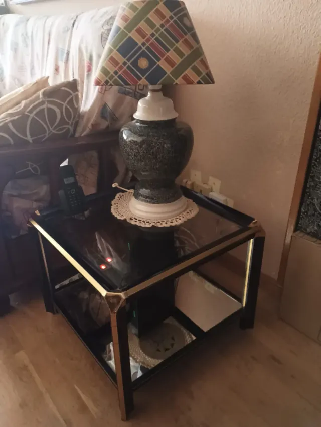 Mesa auxiliar cristal negra y dorada