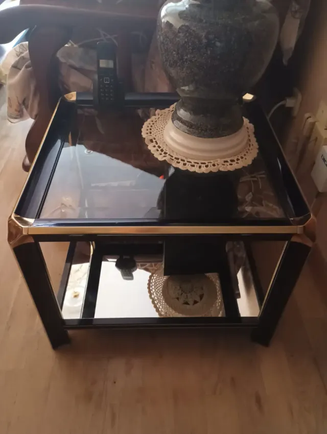 Mesa auxiliar cristal negra y dorada
