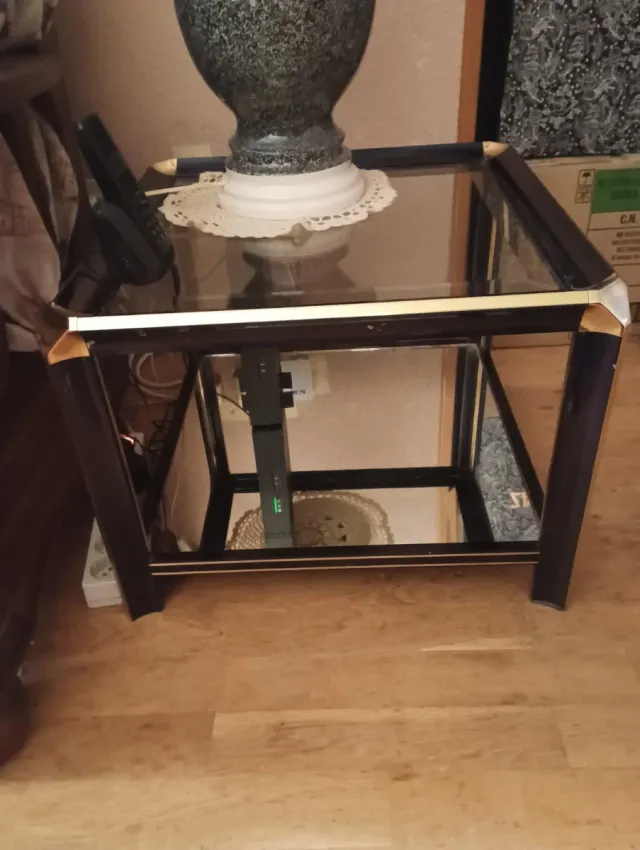 Mesa auxiliar cristal negra y dorada