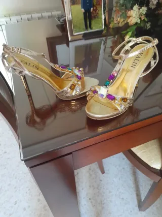 Sandalias doradas con pedrería morada