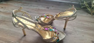 Sandalias doradas con pedrería morada