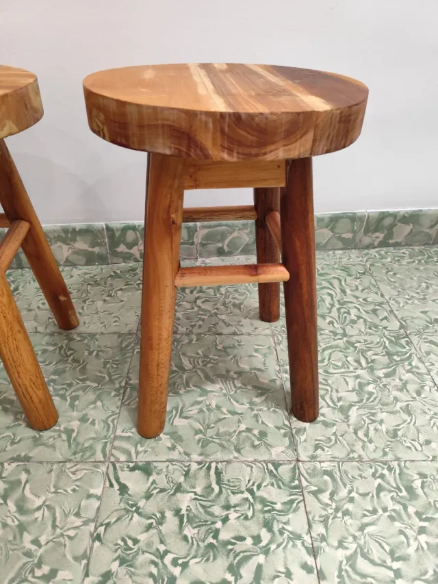 Taburete de madera rústico