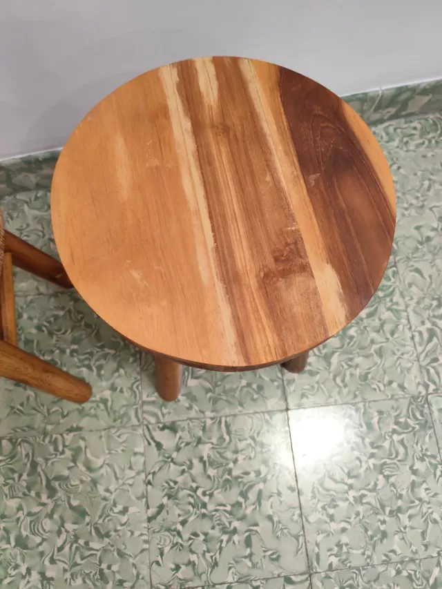 Taburete de madera rústico