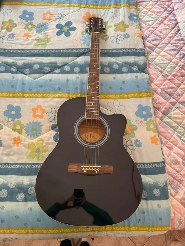 Chitarra acustica nera