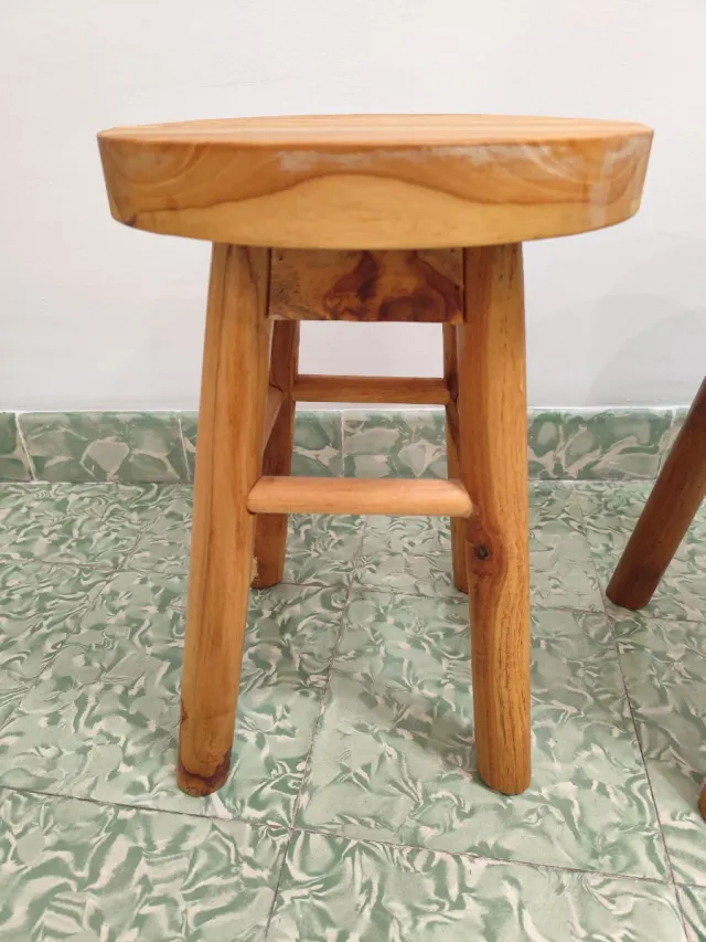 Taburete de madera rústico