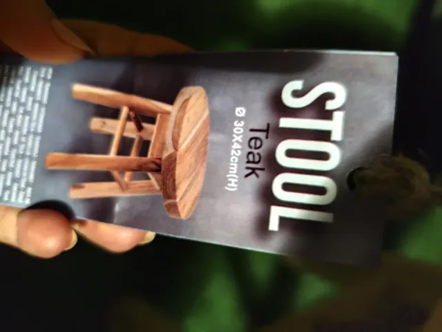 Taburete de madera rústico