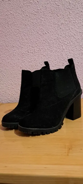 Botines de ante negros elegantes