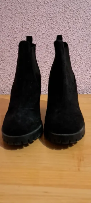 Botines de ante negros elegantes