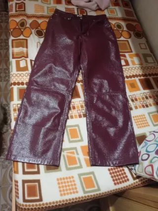 Pantalón efecto piel morado