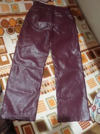 Pantalón efecto piel morado