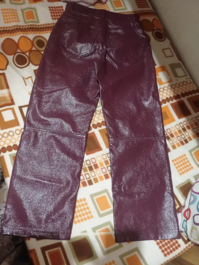 Pantalón efecto piel morado