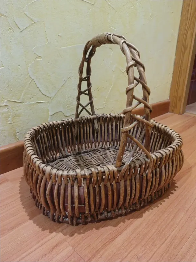 Cesta de mimbre con asa