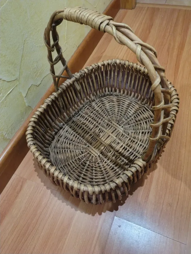 Cesta de mimbre con asa