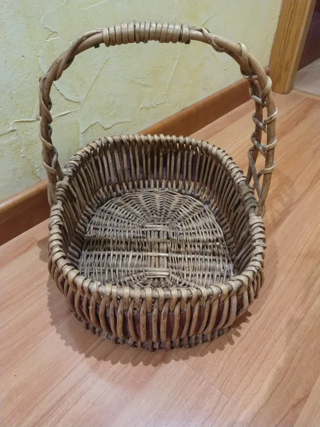 Cesta de mimbre con asa
