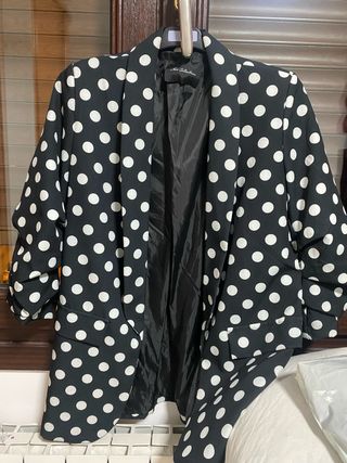 Americana lunares blanco y negro. Esta nueva