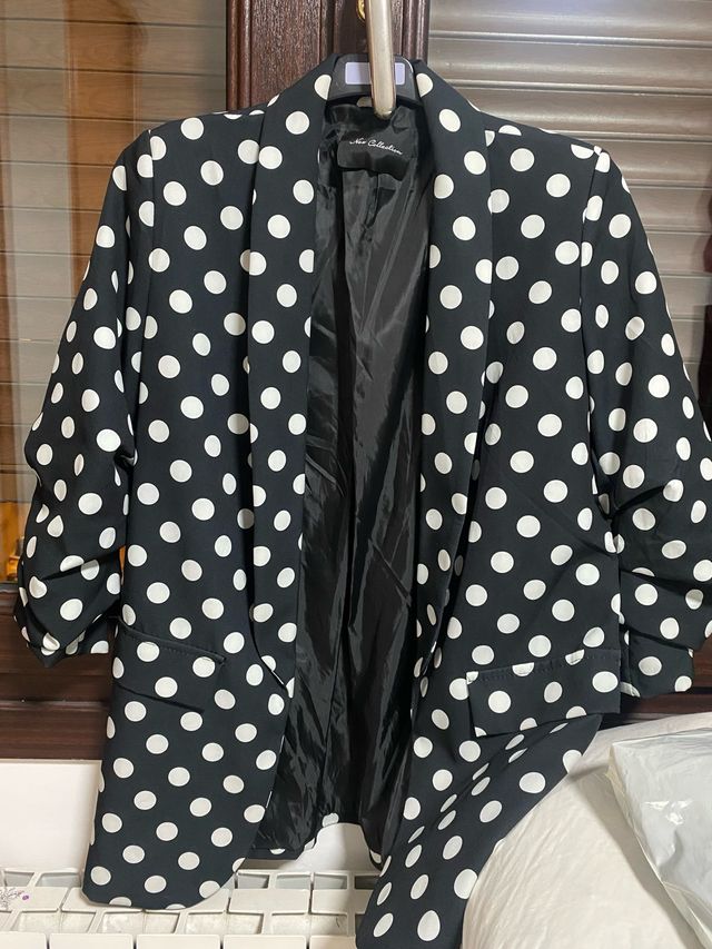 Americana lunares blanco y negro. Esta nueva