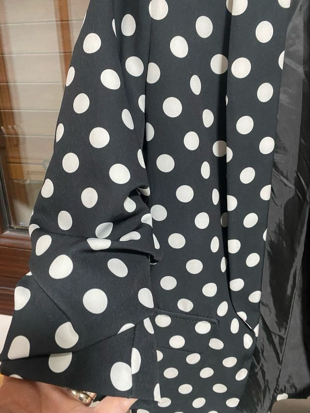 Americana lunares blanco y negro. Esta nueva