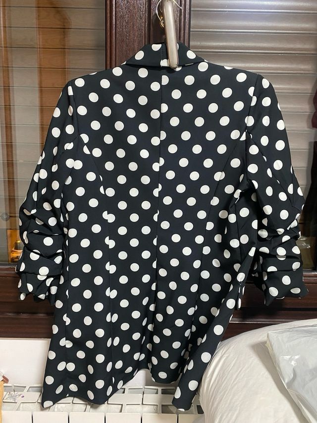 Americana lunares blanco y negro. Esta nueva