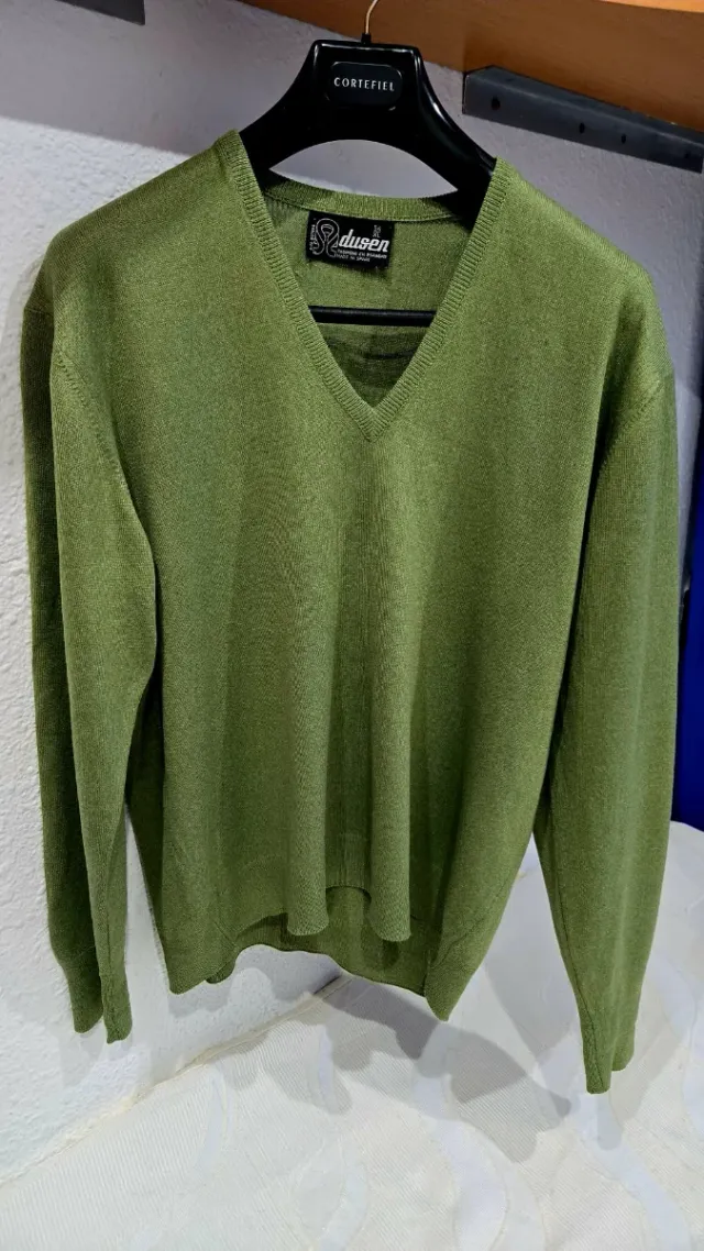 Jersey Dusen verde cuello pico