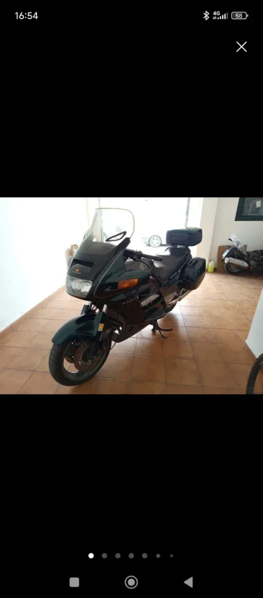 Moto deportiva verde