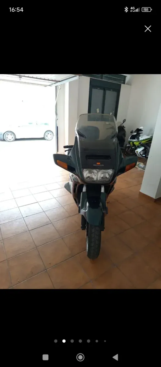 Moto deportiva verde