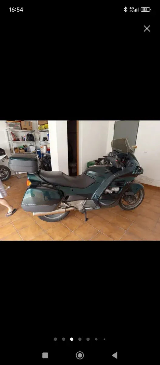 Moto deportiva verde