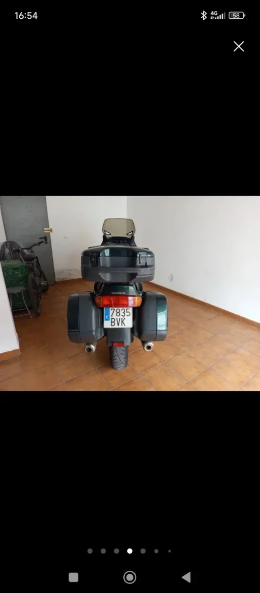 Moto deportiva verde