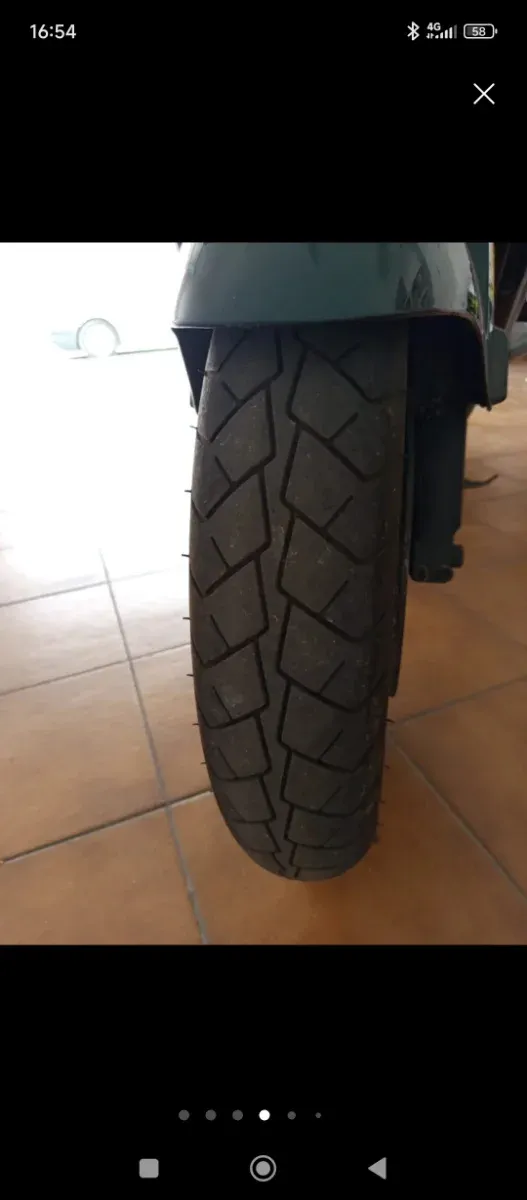 Moto deportiva verde