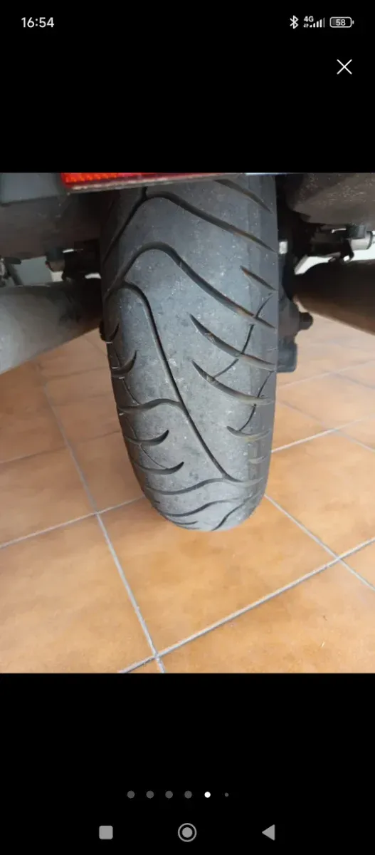 Moto deportiva verde