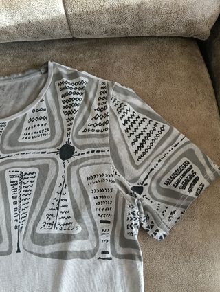 Camiseta Guess Gris Estampada Talla M