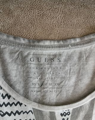 Camiseta Guess Gris Estampada Talla M