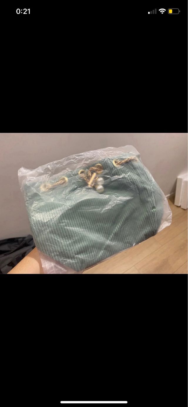 Bolso de pana verde con cadena dorada