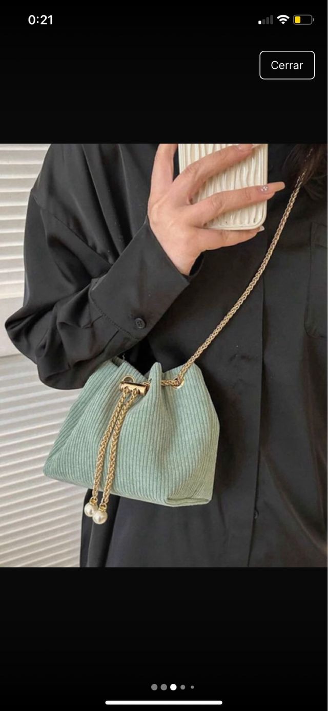 Bolso de pana verde con cadena dorada